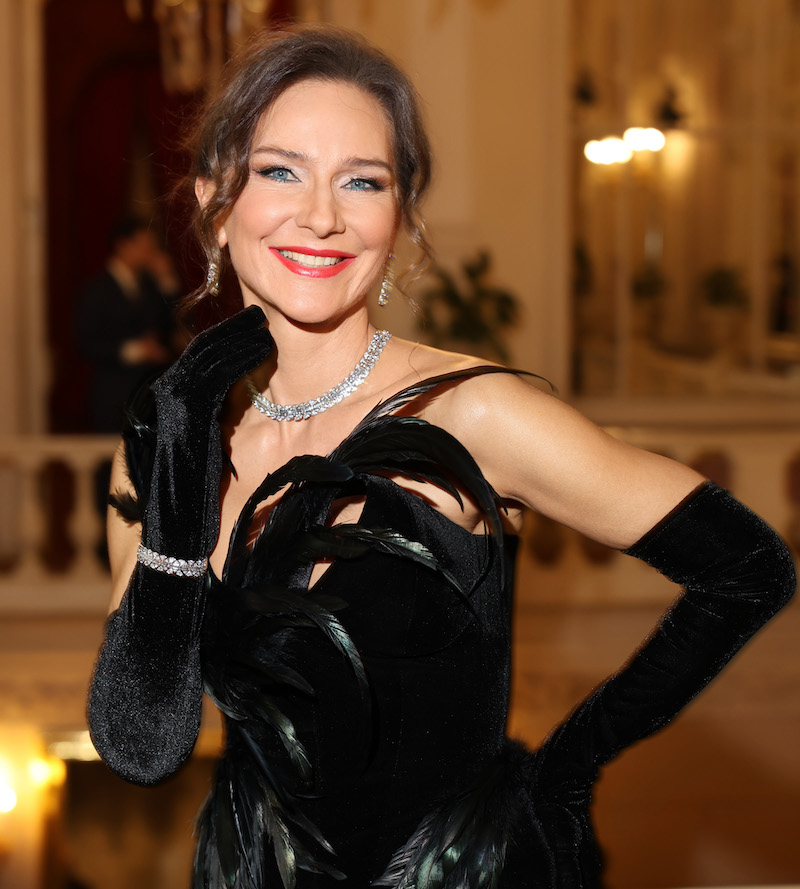 Ведущая вечера Елена Север в украшениях Mercury Art Deco