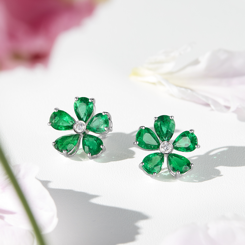 На фото: серьги Mercury Flower из белого золота с бриллиантами и изумрудами