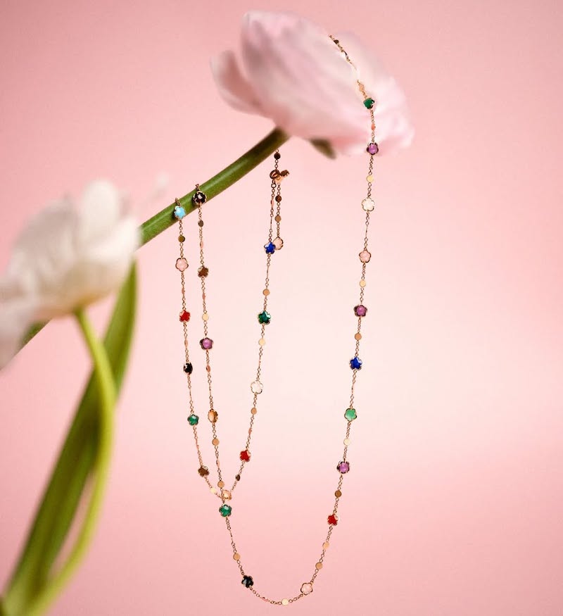 Колье из розового золота с зелеными агатами, карнелианами, ониксами, лунными камнями, розовыми халцедонами, цитринами, аметистами, синими и голубыми топазами, дымчатым кварцем, лазуритами, хризопразами, красными гранатами, бирюзой