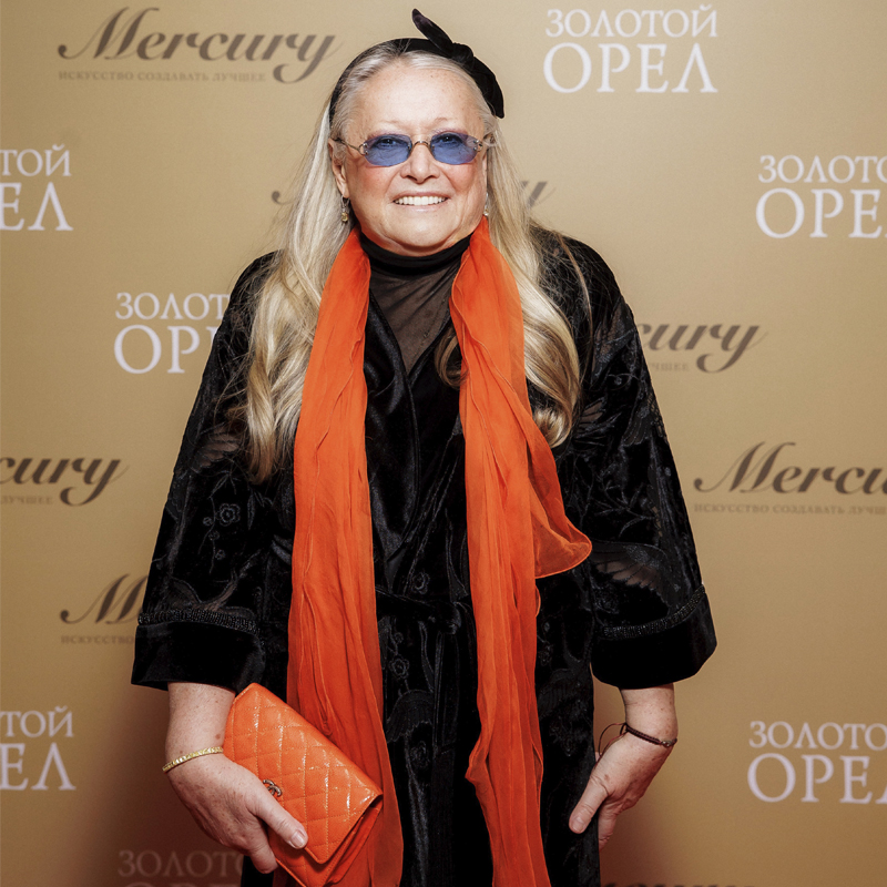 Татьяна Михалкова в серьгах и браслете, все Mercury Classic