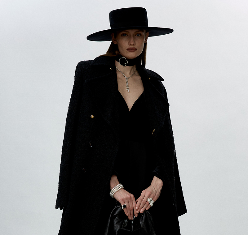 На фото: пальто и сумка Bottega Veneta, платье Valentino, туфли Giuseppe Zanotti, шляпа Cocoshnik Headdress, чокер Pasquale Bruni Bon Ton, колье и браслет Mercury Classic, кольцо Pasquale Bruni Petit Secret, кольцо Pasquale Bruni Giardini Segreti