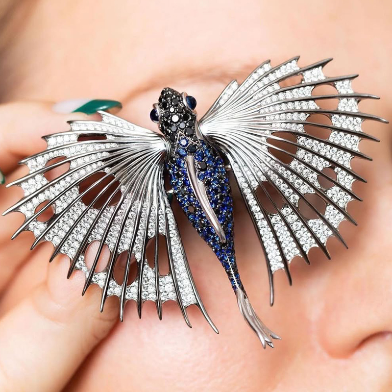 На фото: брошь Stephen Webster Jewels Verne из белого золота и титана с сапфирами, прозрачными и черными бриллиантами