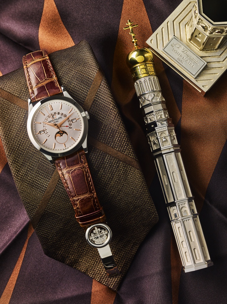 Часы Patek Philippe Grand Complications Perpetual Calendar в корпусе из платины и ручка S.T.Dupont Haute Creation Tournaire из желтого золота и бронзы