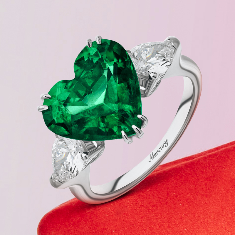 На фото: кольцо Mercury Color из белого золота с бриллиантами и изумрудом