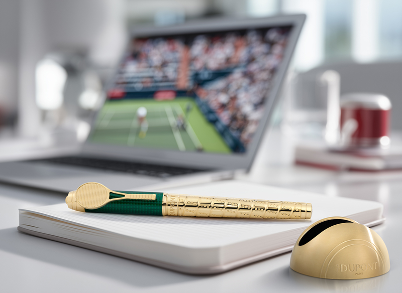 На фото: ручка-роллер S.T. Dupont Tennis с отделкой позолотой и зеленым натуральным лаком На фото: ручка-роллер S.T. Dupont Tennis с отделкой позолотой и зеленым натуральным лаком