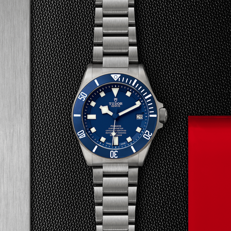 Часы Tudor Pelagos в 42 мм корпусе из стали и титана с однонаправленным вращающимся титановым безелем и указателем даты
