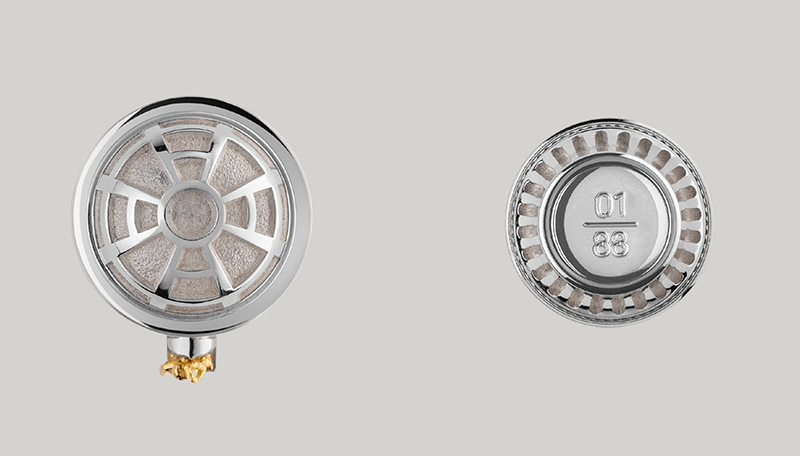 На низ корпуса нанесена гравировка с порядковым номером