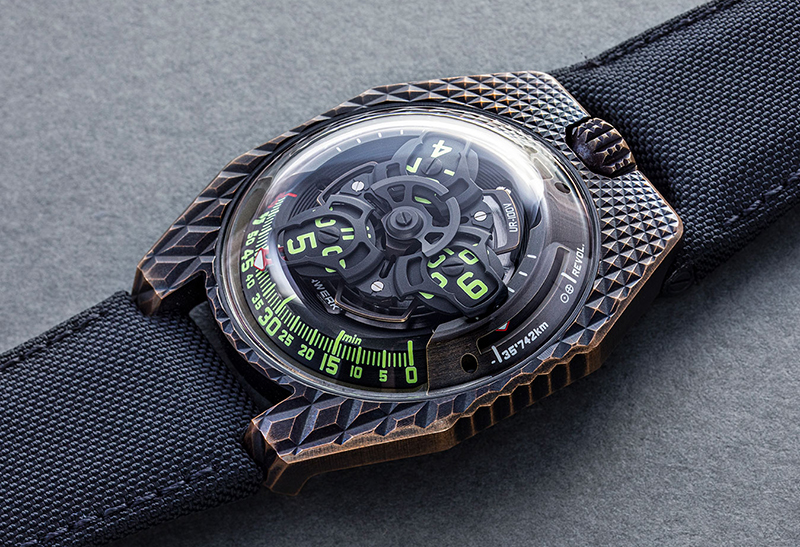 Часы Urwerk UR-100V T-Rex с автоматическим заводом, сателлит- ный час, минуты, указатель расстояния, проходимого на экваторе Земли за 20 минут и вращение Земли вокруг Солнца за 20 минут, корпус — бронза, титан с PVD-покрытием, лимитированная серия — 22 экземпляра