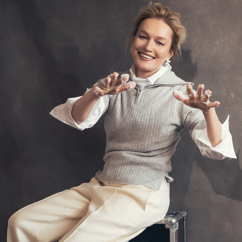 В кольцах Mercury Classic, кольце FerriFirenze Crescendo Mini-me, серьгах Pasquale Bruni Guardini Segreti