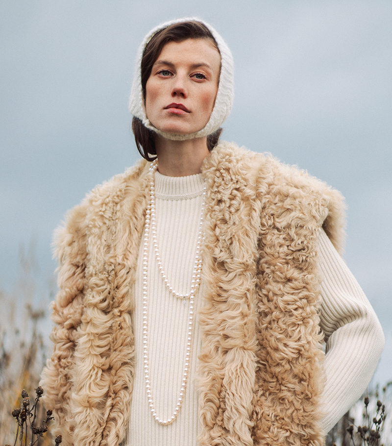 На фото: свитер Saint Laurent, жилет Isabel Marant, юбка Ralph Lauren, повязка на голову Tak.Ori, колье Mercury Classic