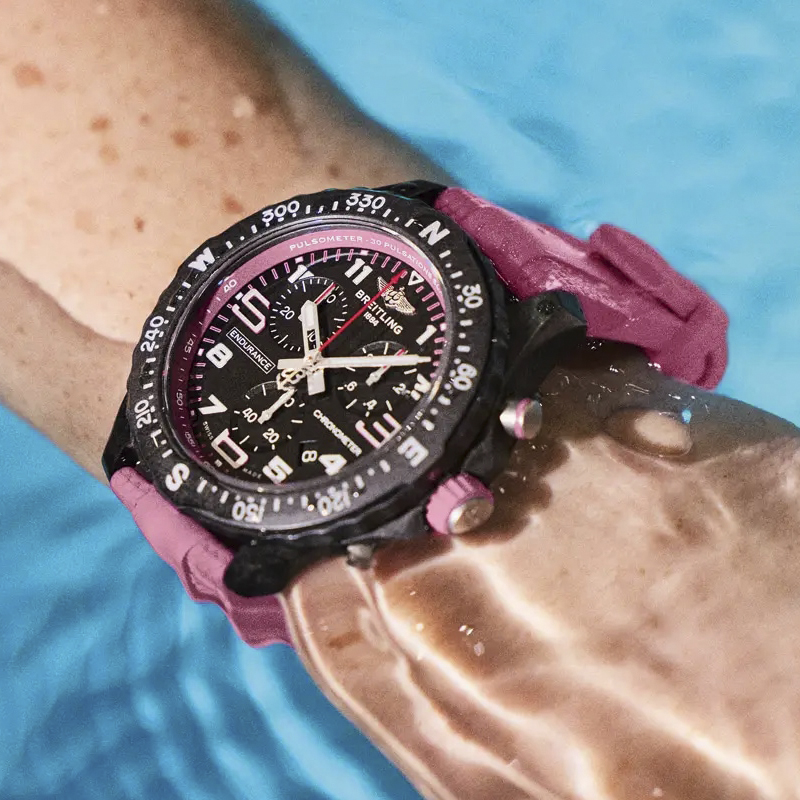 Хронограф Breitling Professional Endurance Pro в 38 мм корпусе из углеродного композита Breitlight® с указателем даты и вращающимся безелем