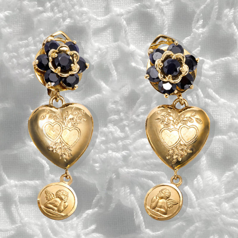 Серьги Dolce  Gabbana Love из желтого золота с черными сапфирами <br />Мало кто знает, что серьги-клипсы, ставшие достойной альтернативой серьгам-гвоздикам, своим появлением обязаны обыкновенным прищепкам для белья. Лавируя на волнах успеха, они покоряли ювелирный небосклон в 80-х с его обилием ярких и массивных украшений, затем в 2000-х и вот, спустя двадцать лет, снова вернулись в тренды. Среди достойных экземпляров: барочные серьги-клипсы Dolce GABBANA Barocco Серьги, жёлтое золото, гранат</p><div style=