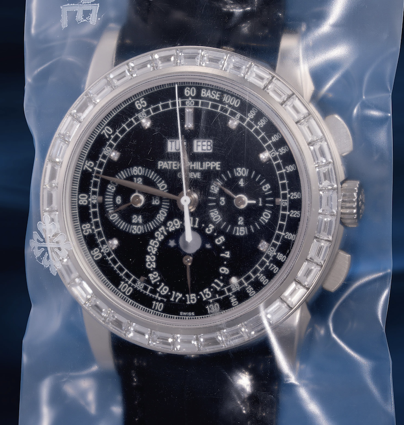 Хронограф Patek Philippe Ref. 5971P-001 в 40 мм корпусе из платины с бриллиантами по безелю, вечным и календарем, указателем фаз Луны 