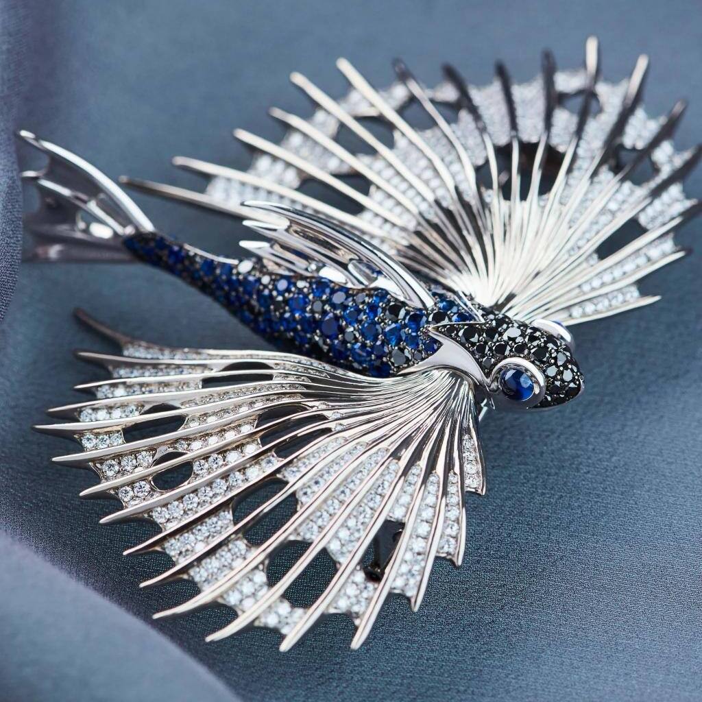 Брошь Stephen Webster Jewels Verne из белого золота и титана с сапфирами, прозрачными и черными бриллиантами