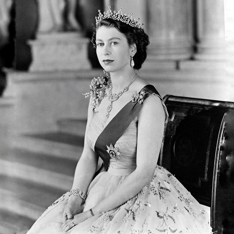 Королева Елизавета II в бриллиантовом браслете