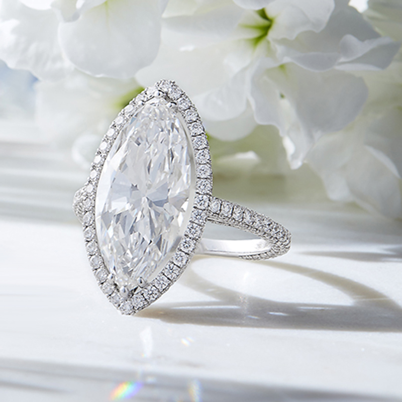 На фото: кольцо Mercury Classic из белого золота с бриллиантами