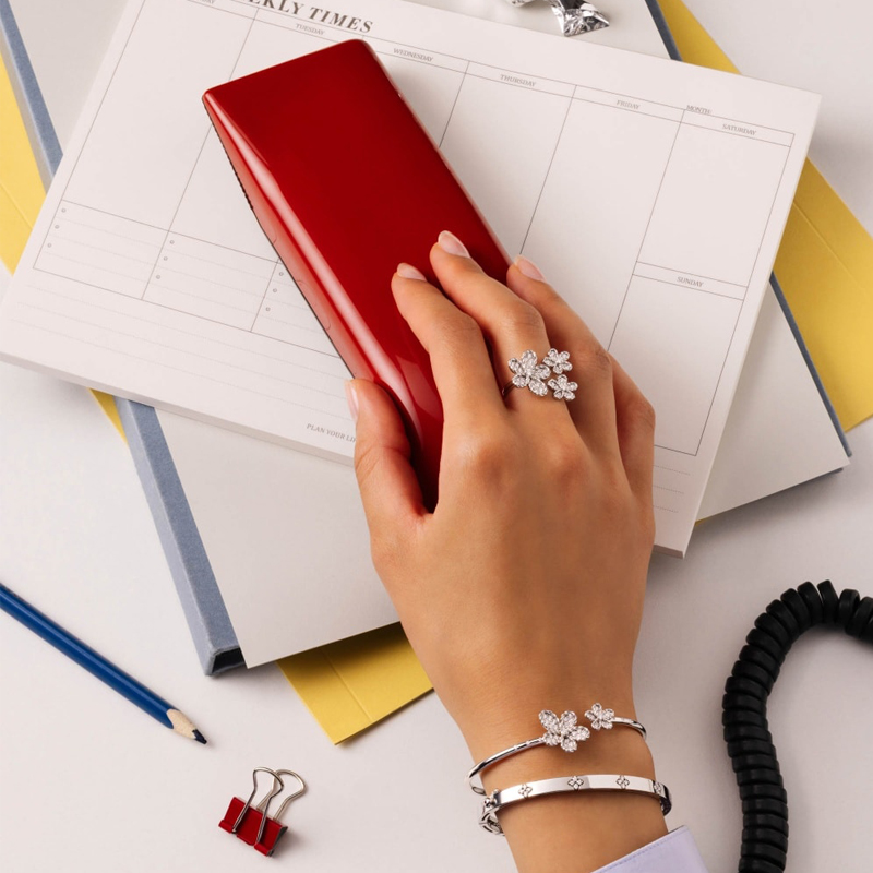 На фото: браслет и кольцо Jasmine, браслет Love in Verona, все Roberto Coin