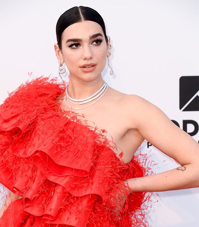 Dua Lipa в серьгах из белого золота с белыми и черными бриллиантами и колье из белого золота с бриллиантами (82,7 к), все de Grisogono High Jewellery