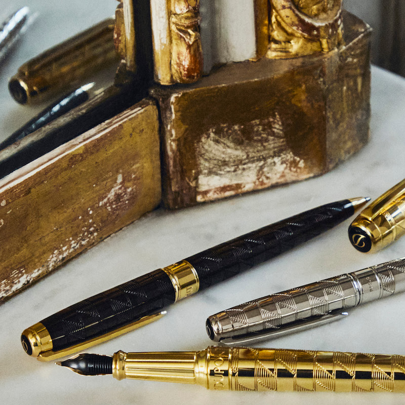 На фото: письменные инструменты S.T. Dupont