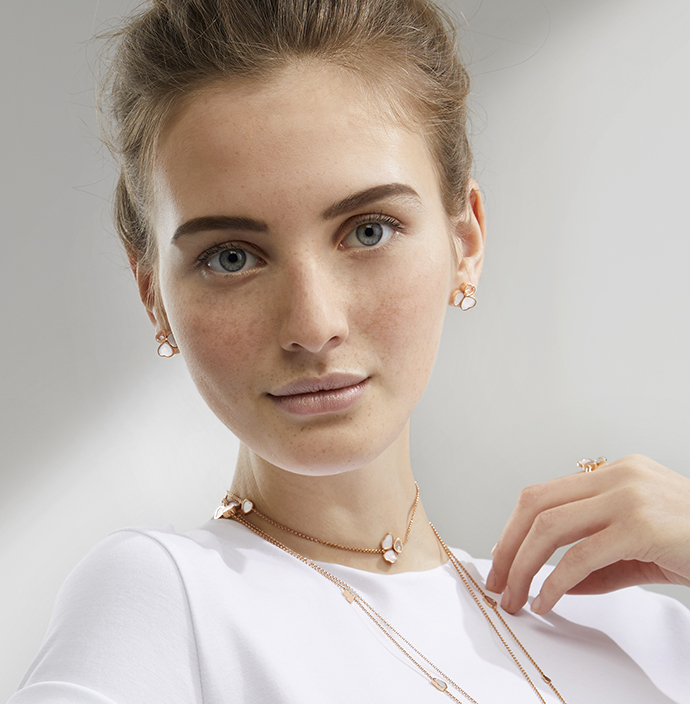 Модель в серьгах и кольце Chopard Happy Wings