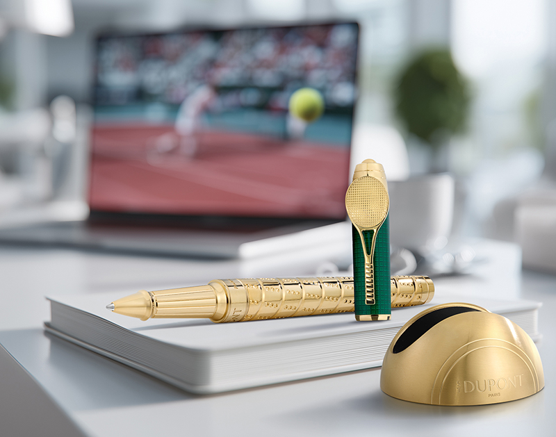 На фото: ручка-роллер S.T. Dupont Tennis с отделкой позолотой и зеленым натуральным лаком На фото: ручка-роллер S.T. Dupont Tennis с отделкой позолотой и зеленым натуральным лаком