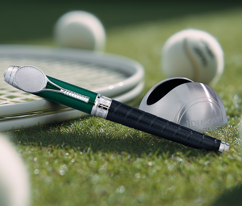 На фото: ручка-роллер S.T. Dupont Tennis с отделкой палладием с черным IP-покрытием и зеленым натуральным лаком На фото: ручка-роллер S.T. Dupont Tennis с отделкой палладием с черным IP-покрытием и зеленым натуральным лаком
