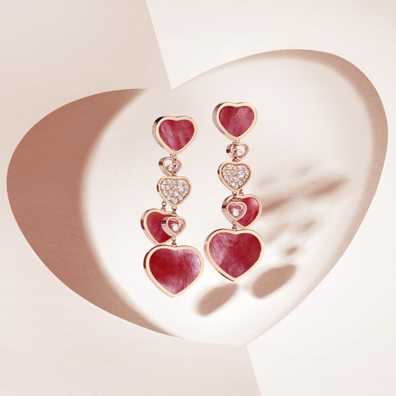 На фото: серьги Chopard Happy Hearts из розового золота с розовым перламутром, статичными и 4 плавающими бриллиантами