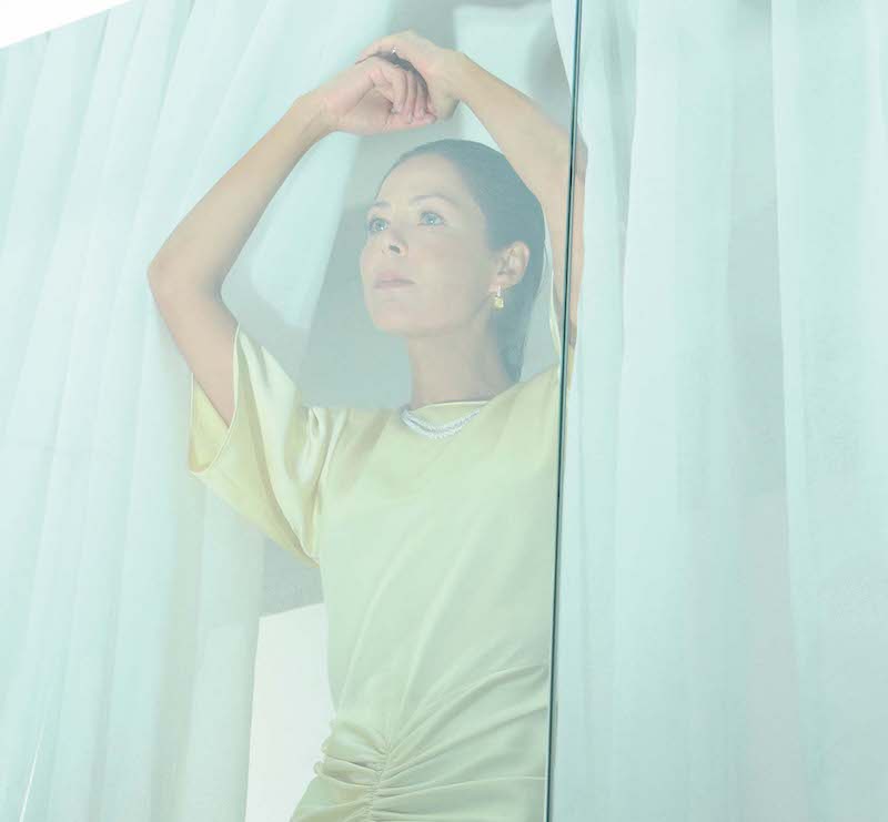 В колье и серьгах Mercury Classic