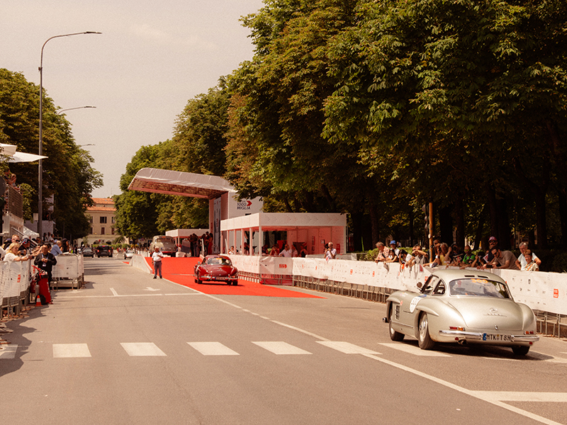 Старт гонки Mille Miglia 2025 при поддержке Chopard из города Брешиа