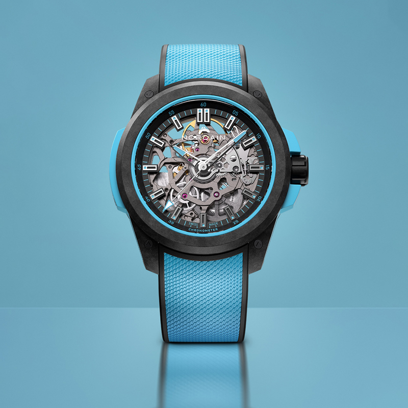 На фото: часы NORQAIN Independence Wild One в 39 мм корпусе из композитного углеродного материала Norteq со скелетонизированным циферблатом и синим каучуковым ремешком На фото: часы NORQAIN Independence Wild One в 39 мм корпусе из композитного углеродного материала Norteq со скелетонизированным циферблатом и синим каучуковым ремешком