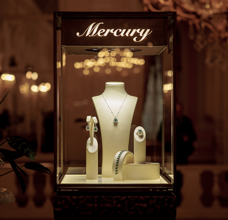 На фото: украшения Mercury Color