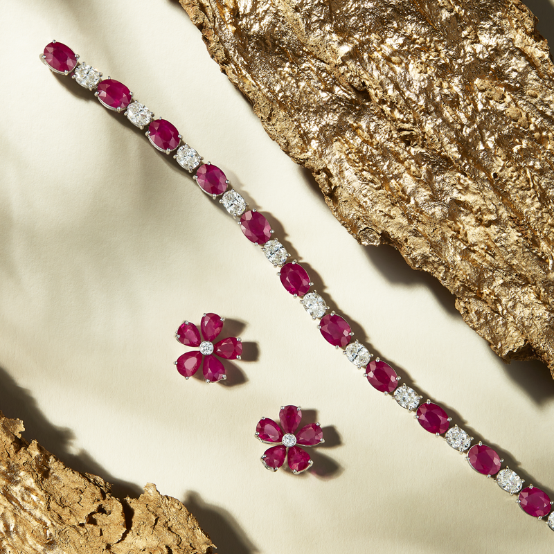 На фото: серьги Flower и браслет Color, все Mercury