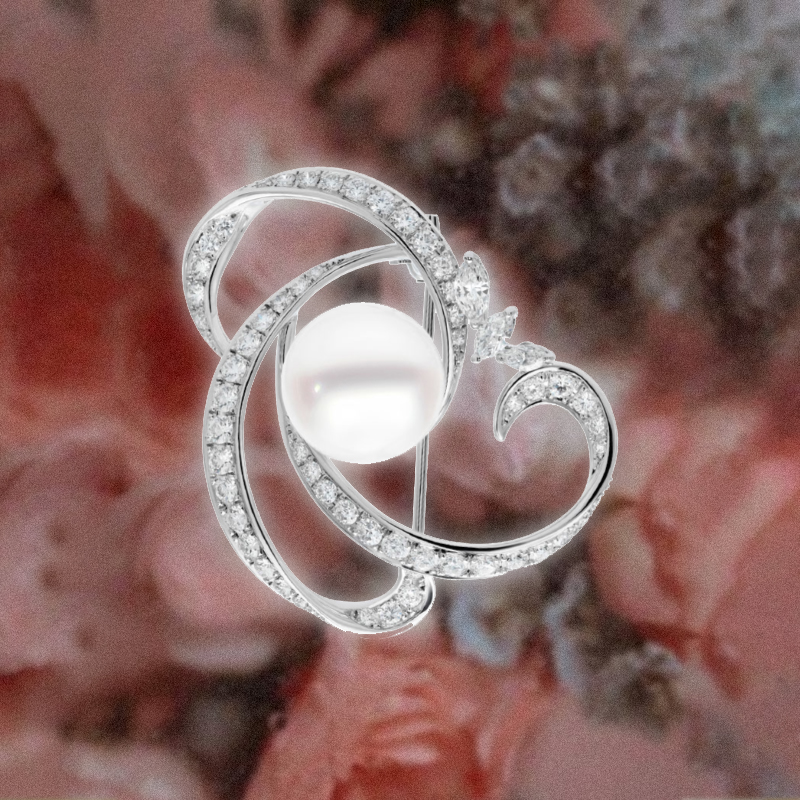 Брошь Mikimoto Classic из белого золота с бриллиантами и жемчугом Брошь Mikimoto Classic из белого золота с бриллиантами и жемчугом