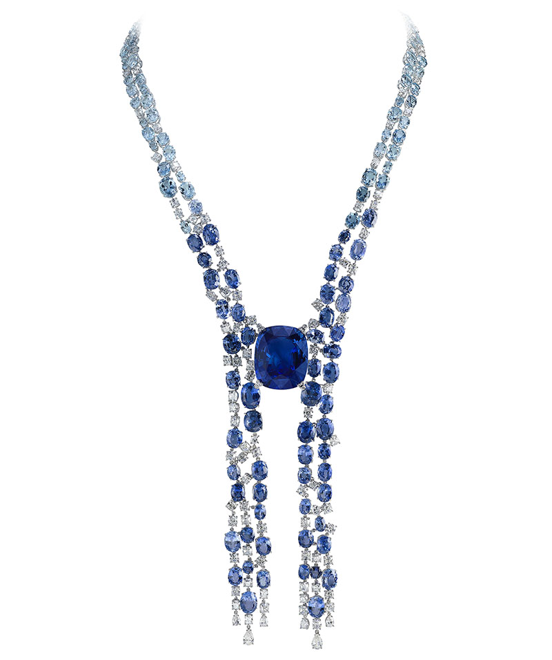 Колье из белого золота с центральным 88-каратным сапфиром оттенка Royal Blue, аквамаринами (52,45 к), сапфирами (134,19 к) и бриллиантами (36,72 к)
