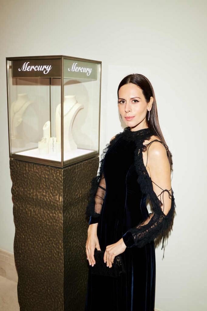 Сабина Ахмедова в серьгах Mercury Classic, белое золото, бриллианты