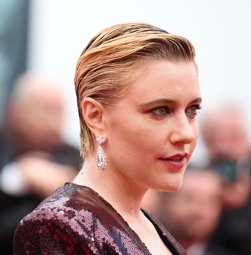 Грета Гервиг в серьгах Chopard Haute Joaillerie из белого золота с бриллиантами