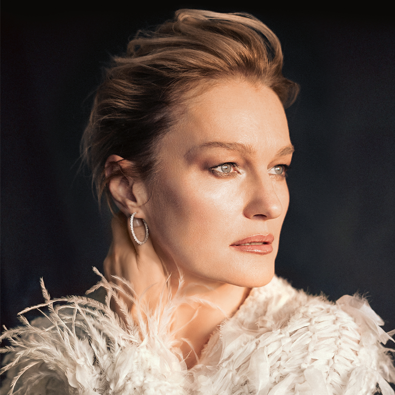 В кольце FerriFirenze Soffio и серьгах Mercury Classic