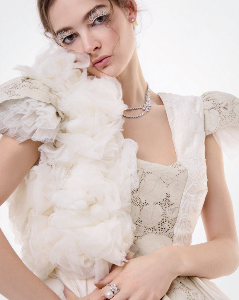 Элеонора Севенард в серьгах Classic, колье и кольце Flower, все Mercury