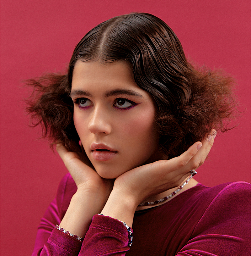 В браслетах, колье и кольце, все Mercury Color
