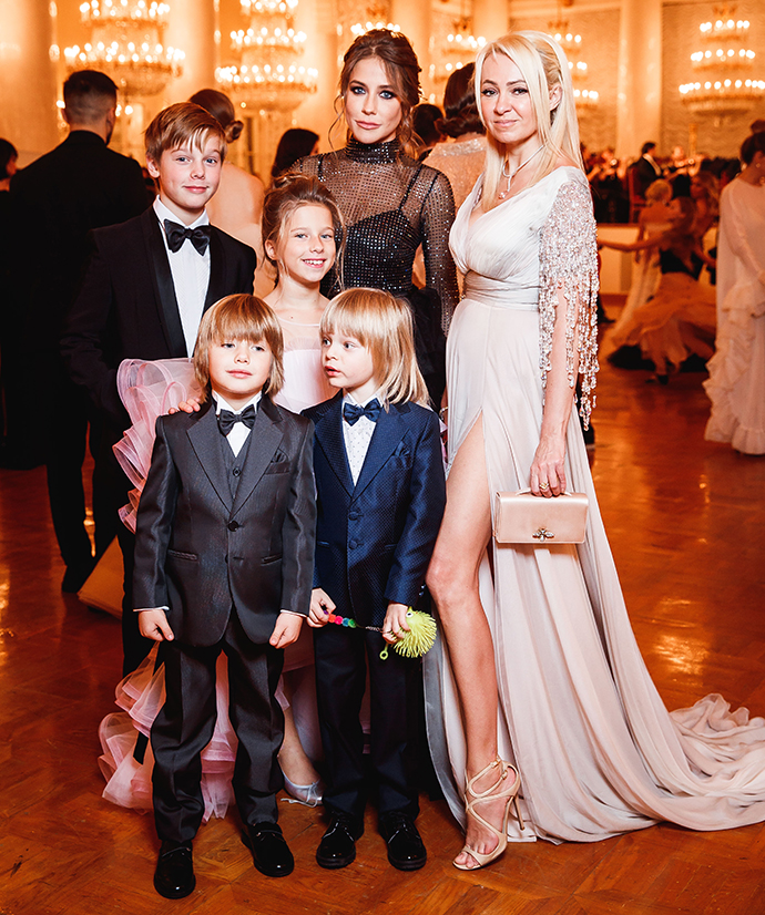 Юлия Барановская с детьми Арсением, Яной и Артемом и Яна Рудковская с сыном Сашей