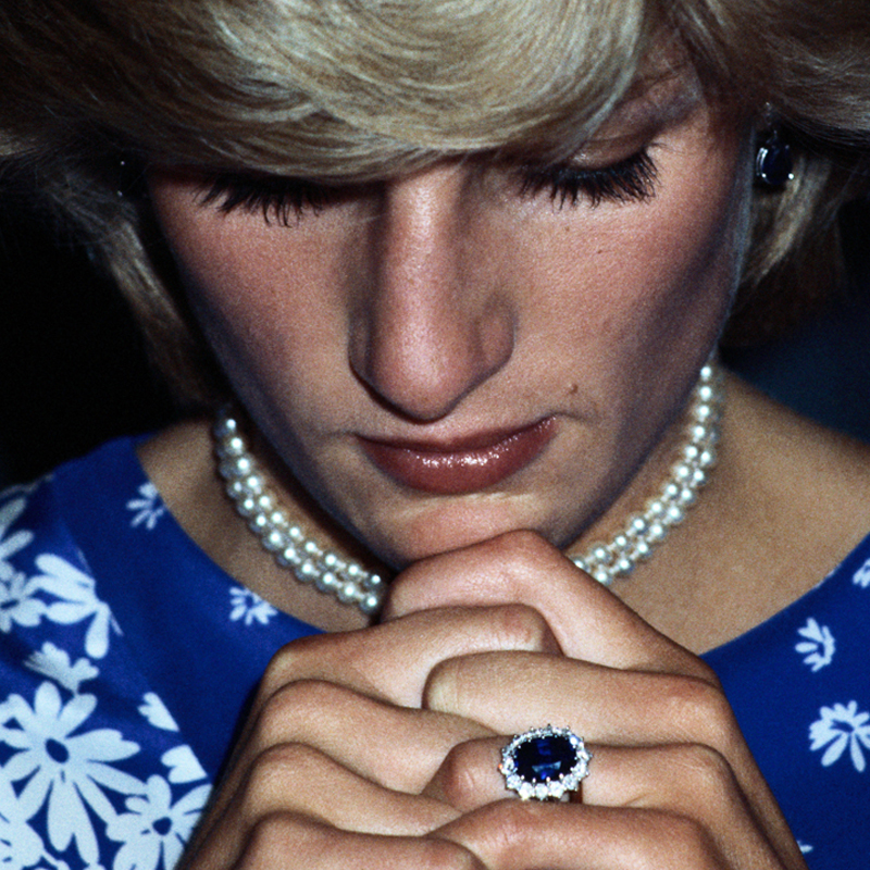Принцесса Диана в кольце Garrard с синим цейлонским сапфиром оттенка Royal Blue весом в 12 карат и в обрамлении 14 бриллиантов