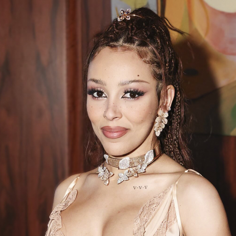 Doja Cat в серьгах, колье и браслете Giardini Segreti, колье Aleluia, все Pasquale Bruni 
