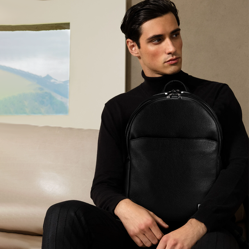 На фото: кожаный рюкзак Montegrappa Signet Series с двумя основными отделениями на молнии и одним карманом, закрывающимся на молнию