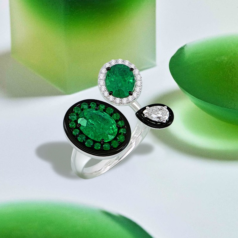 Кольцо Sutra Jewels из белого золота с изумрудами, бриллиантами и черной керамикой