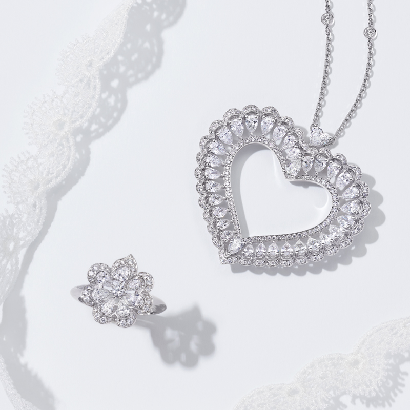 Кулон и кольцо Chopard Precious Lace из белого золота с бриллиантами