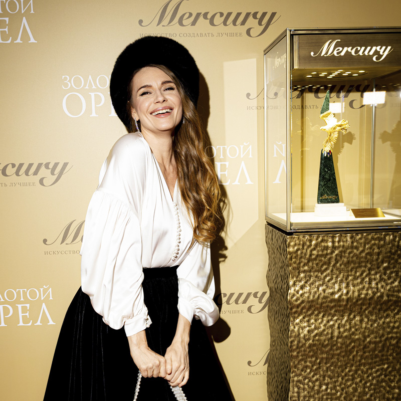 Любовь Толкалина в серьгах Mercury Classic