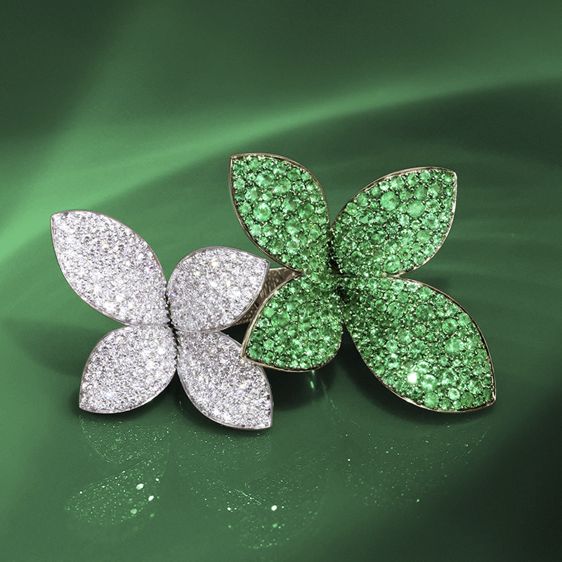 На фото: кольцо Pasquale Bruni Giardini Segrati из белого и желтого золота с изумрудами и бриллиантами