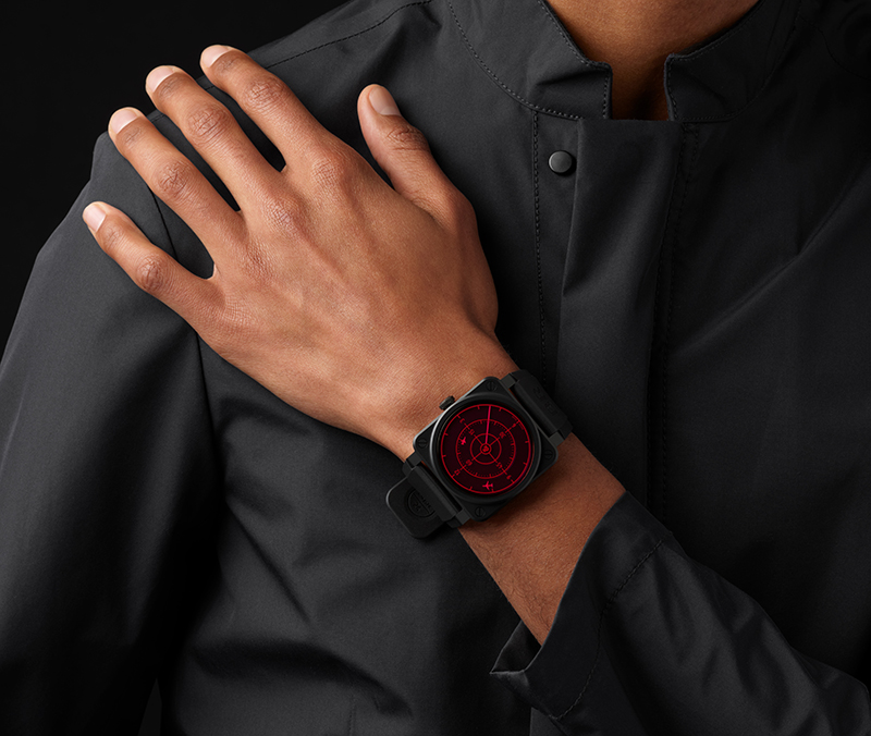 Модель в часах Bell & Ross BR 03-92 Red Radar Ceramic в корпусе из черной матовой керамики