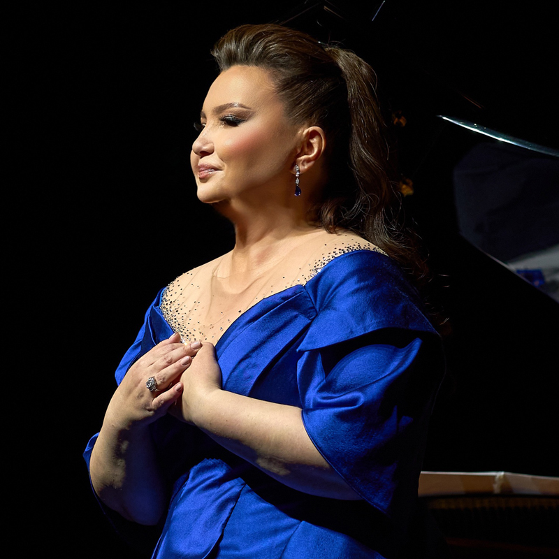 Альбина Шагимуратова в серьгах Color и кольце Classic, все Mercury