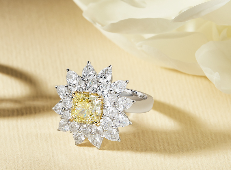 Кольцо Mercury Classic из белого золота с бриллиантами и центральным желтым бриллиантом